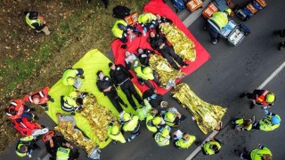Při cvičení se simulovala i nehoda autobusu vězeňské služby převážející vězně. Foto: Zdravotnická záchranná služba Ústeckého kraje