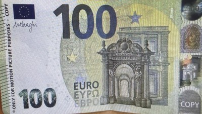 Kuri&oacute;zn&iacute; př&iacute;pad: Rapper rozhazoval eura ve videoklipu, padělan&eacute; bankovky se ale dostaly do oběhu