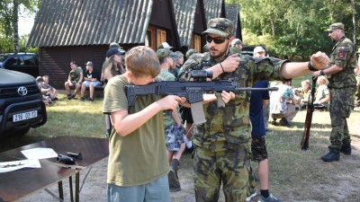 FOTO: Mise, noční poplachy, salutování. V Žerotíně na Lounsku pořádají nadšenci Army tábor