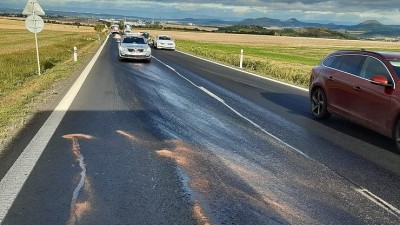 FOTO: Dopravu na Lounsku zkomplikoval olej vyteklý z porouchaného kamionu