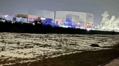 Hasiči v průmyslov&eacute; z&oacute;ně Triangle likvidovali pož&aacute;r bateri&iacute; u voz&iacute;ku