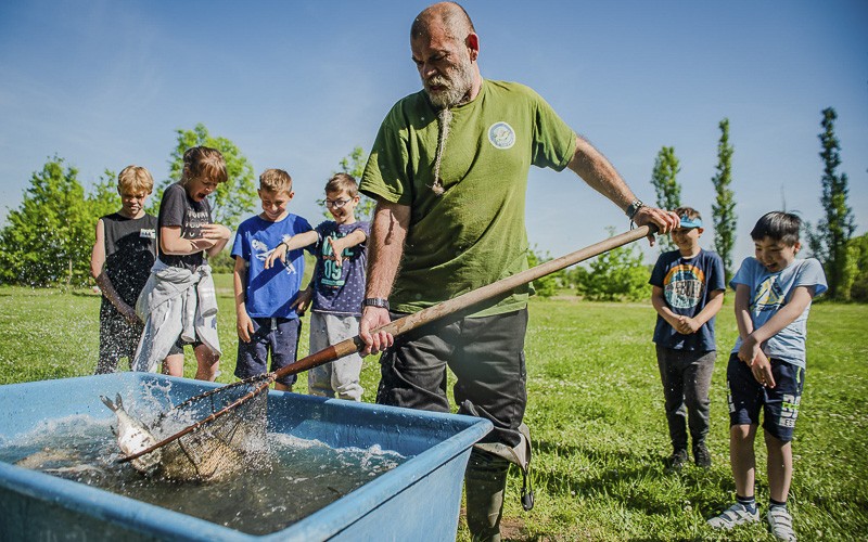 Vysazování nových ryb do řeky Bíliny. Foto: ORLEN Unipetrol