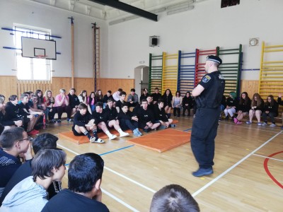 FOTO: Žatečtí strážníci stále pokračují v přednáškách pro děti, tentokrát o návykových látkách