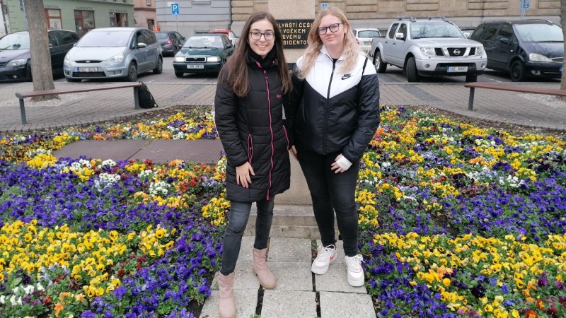 Zleva: Majda Bartošová, Naty Salačová, ZŠ MŠ Vroutek. Foto: Jana Branišová