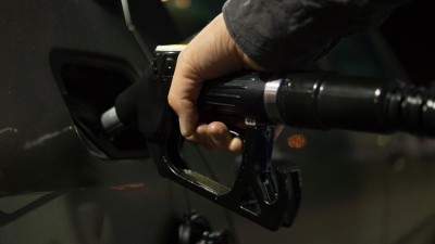 Ceny za pohonné hmoty klesají a zlevní také v prvním týdnu nového roku. V roce 2022 ale hrozí, že se zdraží na 40 korun za litr
