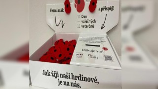 Vlčí máky na podporu válečných veteránů seženete v Žatci nebo v Lounech např. v Infocentru. Foto: Infocentrum Litvínov