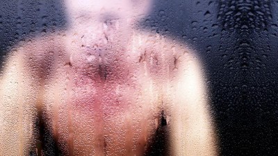 OPRAVDU SE STALO: Čtyři muži vlezli násilím do cizího bytu, aby se tam osprchovali