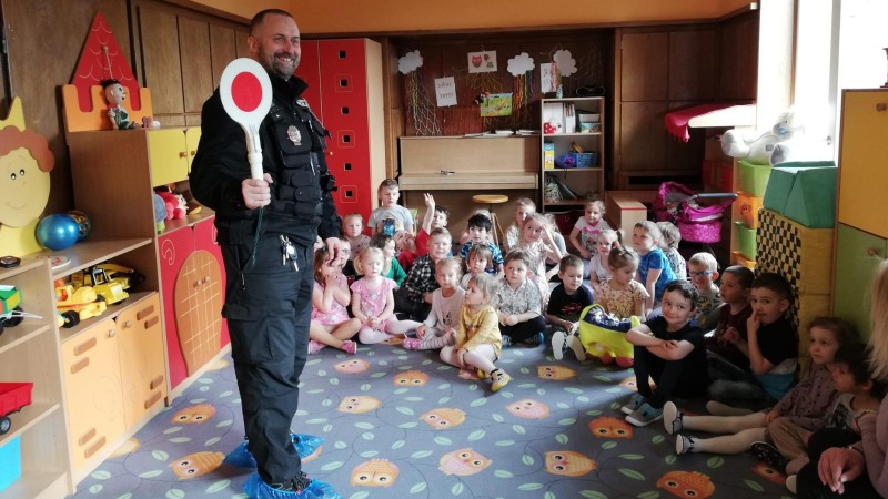 Strážníci ze Žatce přednášejí o bezpečnosti i těm nejmenším dětem. Foto: MP Žatec