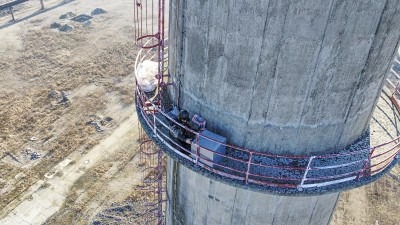 Instalace sokolí budky ve stometrové výšce. Foto: e-deniky.cz