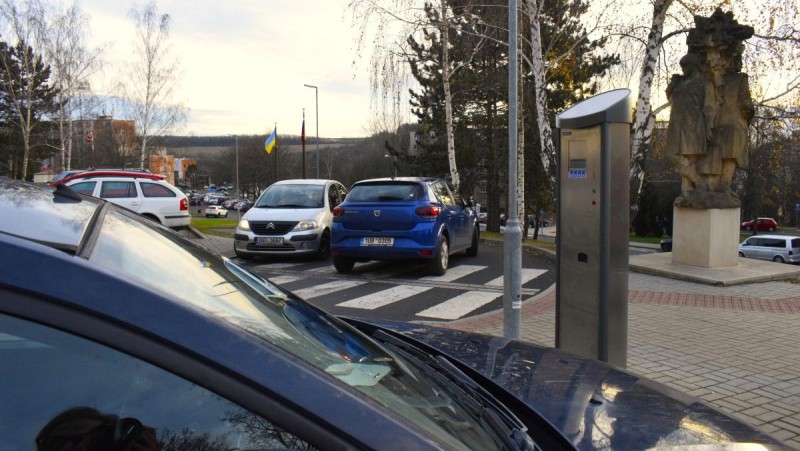 Parkovací automat u kadaňské nemocnice umožňuje platbu hotovostí i kartou. Foto: nemocnice Kadaň