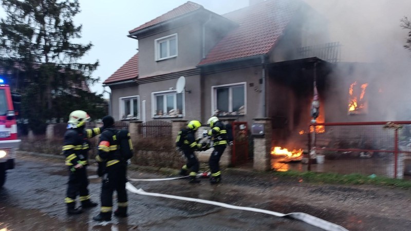 Čtyři jednotky hasičů bojovaly s požárem rodinného domu. Zachránili z něj dva psy a kočku