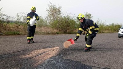 Na silnici v zóně Triangle byl motorový olej. Skvrnu zasypali hasiči