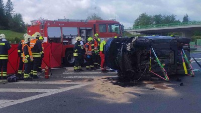 Trag&eacute;die na d&aacute;lnici D6 u Valče: Řidič i přes resuscitaci zemřel