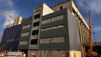 Komořany se louč&iacute; s uhl&iacute;m: Stavba modern&iacute;ho ZEVO vrchol&iacute;, v březnu doraz&iacute; 75metrov&yacute; kom&iacute;n