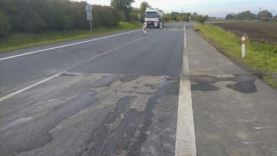 Obrňte se trpělivostí. Jedna strana hotová, teď silničáři opravují druhou polovinu rušné silnice spojující Most a Louny