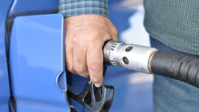 KOMENTÁŘ EKONOMA: Zlevňování benzínu se po pěti týdnech zastavilo. Proč, když cena ropy padá?