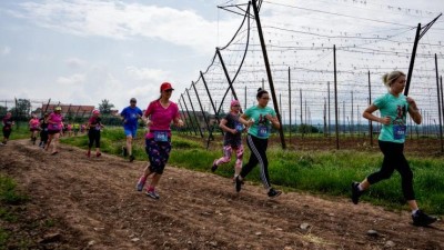 VIDEO: Tři stovky lidí se vydaly na závod mezi žateckými chmelnicemi