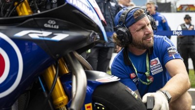 Od roznášení kávy po mechanika mistrovského týmu. Kluk z Mostu je součástí série závodu superbiků