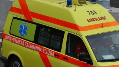 AKTUÁLNĚ: Před úřadem práce v Žatci srazilo auto chodce, na místě je záchranka a policie