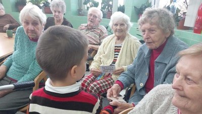 Jež&iacute;&scaron;kova pravnoučata rozd&aacute;vala radost seniorům v Lounech
