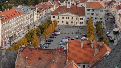 Odborná úprava stromových mís na Mírovém náměstí zlepší podmínky pro lípy