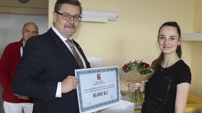 Maminka prvního miminka roku v Ústeckém kraji dostala od hejtmana příjemný bonus