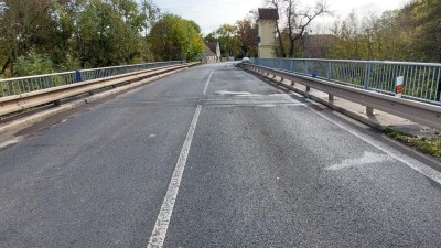 HOTOVO: Opravovanému mostu v Blšanech už chybí jen vodorovné značení
