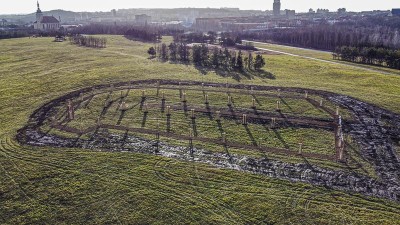 Nový sad roste na ploše někdejšího umístění kostela. Foto: e-deniky.cz