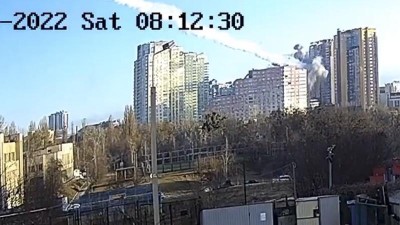 Útok raketou na věžový dům v Kyjevě zachytila kamera.