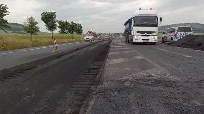 VIDEO: Silničáři u Rané začali frézovat další úsek. Řidiči musí počítat s dopravním omezením