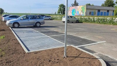 Rozšířené parkoviště v ulici Volyňských Čechů čeká ještě finální úprava