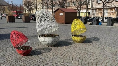 M&iacute;rov&eacute; n&aacute;měst&iacute; v Lounech ožilo barvami: Velikonočn&iacute; vaj&iacute;čka zvěstuj&iacute; př&iacute;chod jara