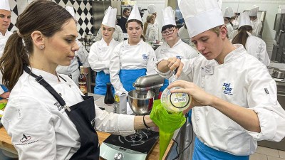 Helena Fléglová v roudnické škole připravuje netradiční vánoční cukroví. Foto: Oldřich Hájek