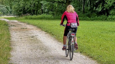 Žena jede přes celou Evropu na kole. V Žatci jí teď provedli nehezkou věc