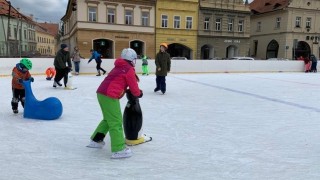 Ledová plocha v Žatci před radnicí. Foto: Jitka Fárová