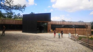 Dům přírody v Koněprusech je moderní novostavba. Je inspirací pro budoucí Dům přírody na území bývalých Albrechtic pod Jezeřím. Foto: jip