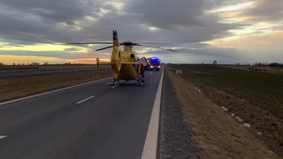 FOTO: Vážná nehoda na dálnici u Trianglu. Řidič vylétl ze silnice, museli ho vyprošťovat