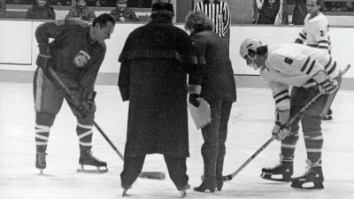 FOTO: Pamatujete na hokejový duel zpěváků a staré gardy v Děčíně kolem roku 1984? Kdo vyhrál?