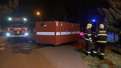 FOTO: U tragického požáru v Mradicích zasahovali hasiči z několika okresů, na místě byli sedm hodin