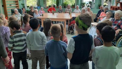Děti rozz&aacute;řily Nemocnici AGEL Louny. Senioři slavili Den matek se slzami &scaron;těst&iacute;