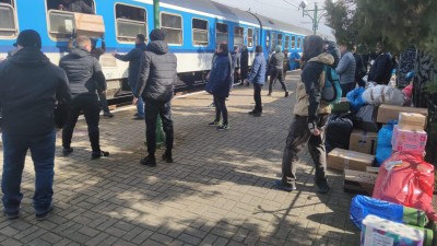 AKTUÁLNĚ: Železnice vyslaly na Ukrajinu několik humanitárních vlaků. Do země přivážejí pomoc a zpět odvážejí ženy, děti i domácí mazlíčky