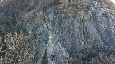 Ferrata na skále pod Hněvínem. Foto: e-deniky.cz