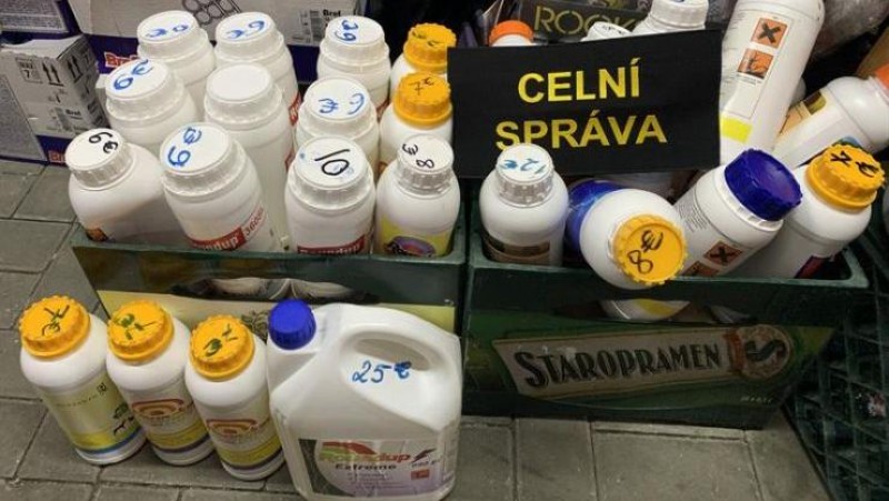 Celníci zajistili padělky herbicidních postřiků. Foto: Celní správa