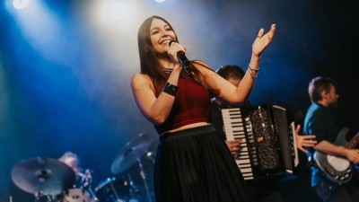 Letní šňůru koncertů odstartuje Kateřina Marie Tichá v litvínovském Atticu