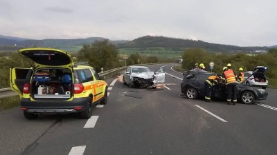 OBRAZEM: Nehoda u Korozluk: V jednom z havarovaných vozů byli hadi