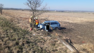 FOTO/AKTUÁLNĚ: U Lipence skončilo auto v poli. Tři lidé se zranili