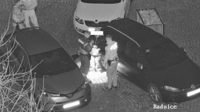 Pozor na neuzamčen&aacute; auta! Zloděje v centru Loun zastavila až hl&iacute;dka