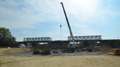 VIDEO: Nový železniční most u Chlumčan prošel zatěžkávací zkouškou. V týdnu po něm začnou jezdit vlaky