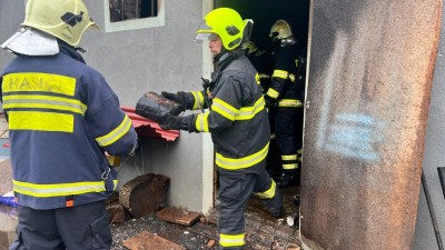 Lidem ve Rvenicích vybuchl v domě kotel, požár zachvátil přístavek