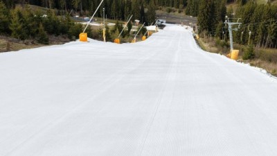 Květnov&eacute; lyžov&aacute;n&iacute; v Potůčk&aacute;ch: V neděli s pivem a bez placen&iacute;